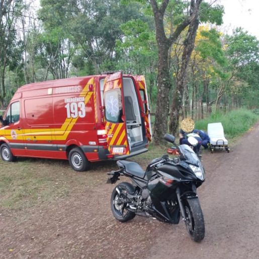 Colisão entre moto e camioneta deixa piloto ferido em Itapiranga