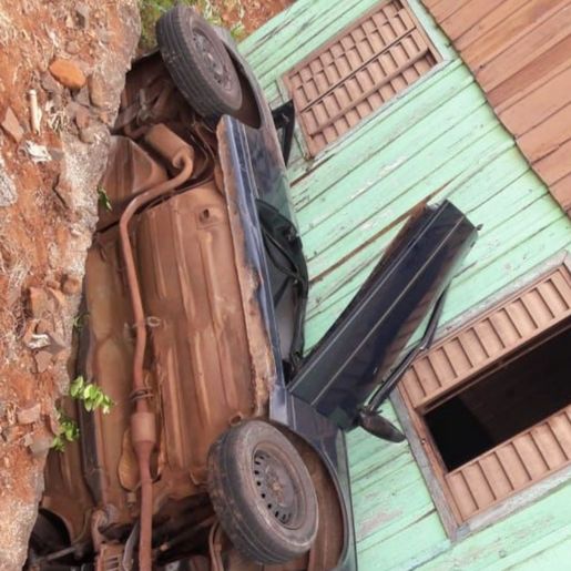 Veículo atinge residência em saída de pista deixando quatro feridos