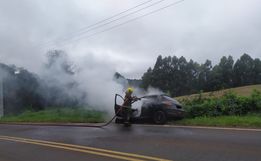 Veículo pega fogo no trecho entre Campo Erê e Marmeleiro 