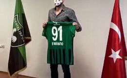 Lateral Fabiano vai para time turco 