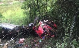 Motorista de 22 anos sofre ferimentos em capotamento de caminhão na SC 305