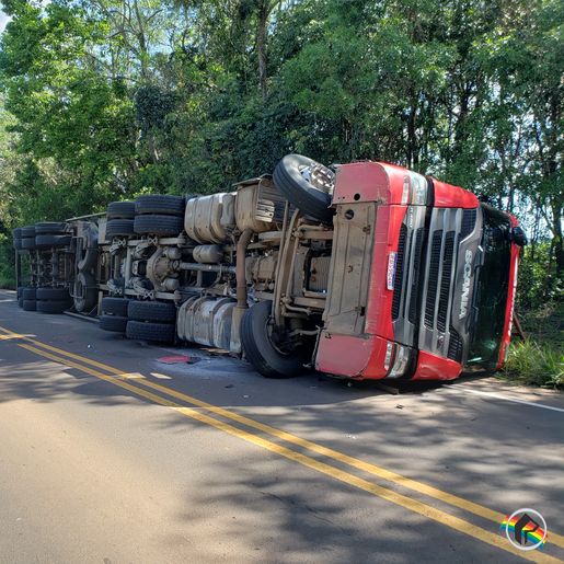 Motorista sofre ferimentos em tombamento de carreta na SC-163