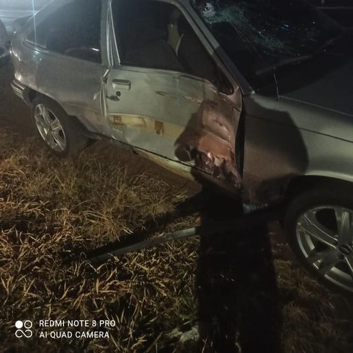 Motociclista fica gravemente ferido em colisão com carro estacionado 
