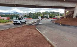 Tráfego de veículos embaixo do viaduto da BR 163 em São José do Cedro é liberado