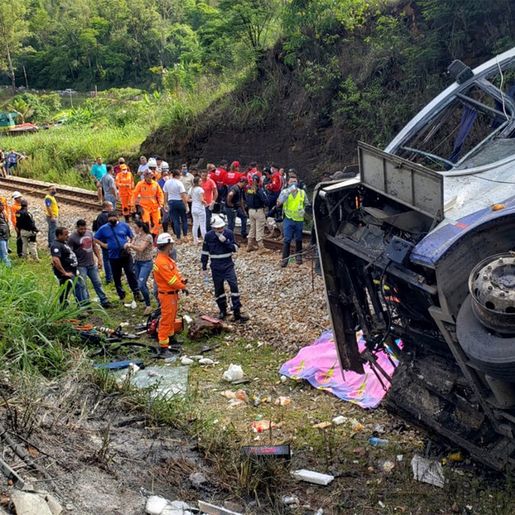 Sobe para 19 número de mortos em acidente com ônibus em MG