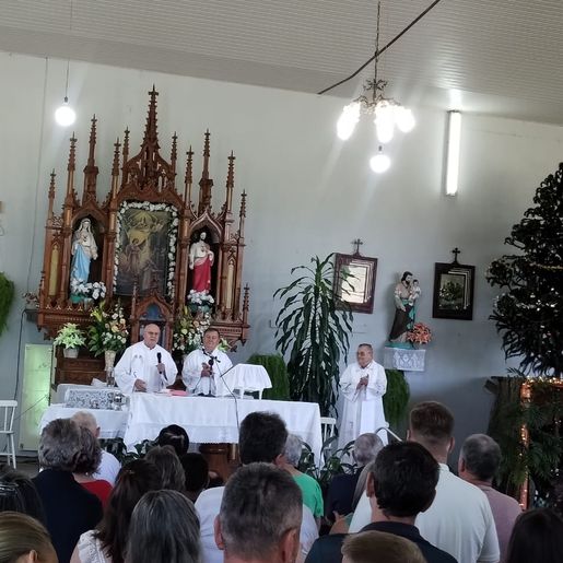 Quatro padres celebram missa do reencontro em Ervalzinho