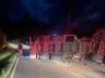 5 morrem após toras de eucalipto caírem de caminhão sobre carros