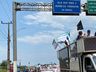 Produtores de leite fazem protesto e fecham fronteira com a Argentina