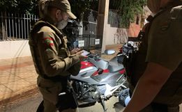 Após causar colisão entre duas motos, motociclista foge do local