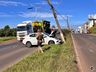 Veículo colide em poste e interdita avenida Willy Barth em SMOeste