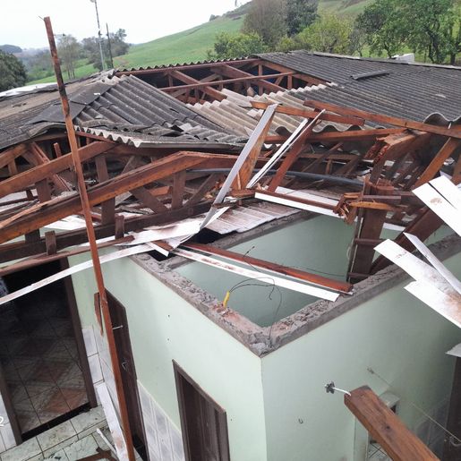 Residência tem parte de estrutura arrancada por fortes ventos no interior de Itapiranga