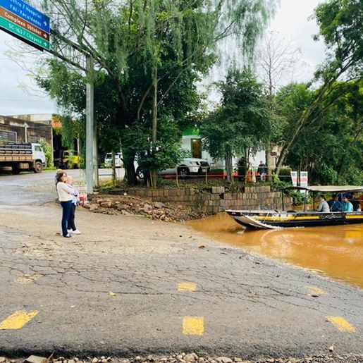 Barca interrompe travessia no Rio Uruguai em Itapiranga; nível já ultrapassa 9 metros