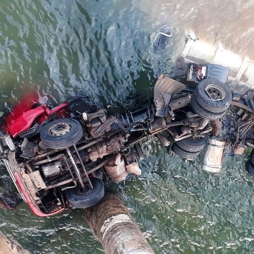 Motorista morre após caminhão cair de ponte com mais de 53m de altura no Paraná