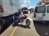 Motociclista fica ferido em colisão contra carro no centro