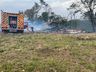 Fogo em vegetação se espalha e atinge galpão no interior de Belmonte