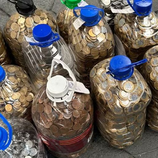 Homem chama atenção ao comprar carro com R$ 17 mil em moedas em SC: “Ficamos chocados”