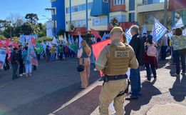 Debate de candidatos a prefeito reúne eleitores com bandeiras e carro de som em frente à Rede Peperi
