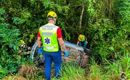 Motorista abandona veículo após sair da pista na cabeceira da Ponte do Rio das Antas 