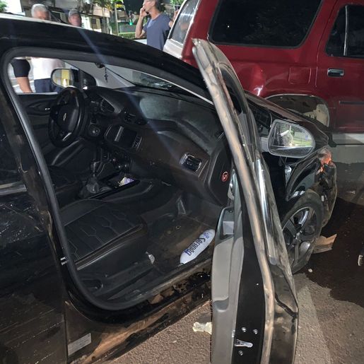 Homem fica ferido ao colidir veículo em carros estacionados