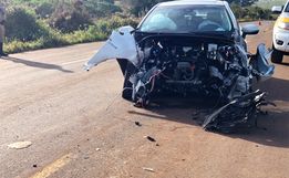 Colisão entre carro e caminhão mobiliza bombeiros