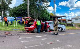 Colisão entre carros deixa mulher ferida em SMOeste