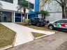 Homem quebra porta de empresa com machado e duas pessoas ficam feridas
