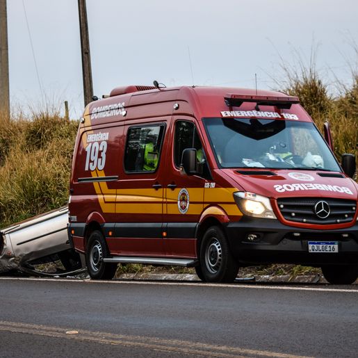 VÍDEO: motorista abandona carro após capotamento na BR-282