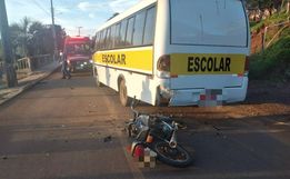 Colisão entre motocicleta e ônibus escolar deixa jovem ferido em Itapiranga