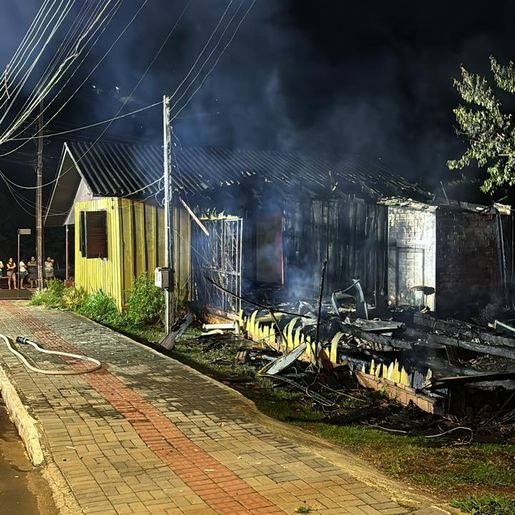 Casa é atingida pelo fogo em Quilombo 