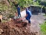 Bombeiros auxiliam em resgate de cão preso em tubulação em bairro de Mondaí
