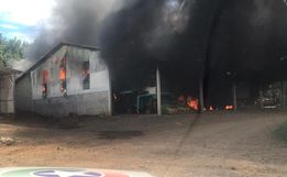 Incêndio de grandes proporções atinge galpão com maquinários no interior