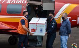 VÍDEO: Avião com primeiras doses da vacina contra a Covid-19 chega a SMOeste 