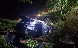 Colisão frontal seguida de capotamento deixa três feridos na BR-163