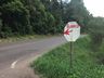 Usuário faz placa à mão indicando buraco na pista e evita acidentes