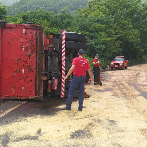 Motorista tomba caminhão na SC-305 em Guaraciaba
