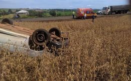 Carro com gêmeos capota em lavoura e um deles morre em SC
