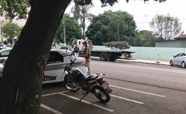 PM guincha motocicleta estacionada irregularmente na Marcilio Dias