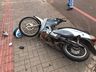 Vídeo: Motociclista e pedestre sofrem ferimentos em atropelamento 