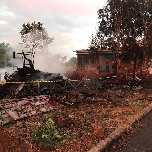 Incêndio destrói casa no centro de Romelândia