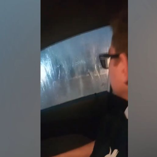 Vídeo de mineiro preso em carro durante enchente viraliza