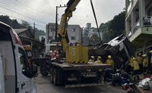 Caminhão desgovernado atinge carros e deixa dois idosos feridos em Herval d’Oeste