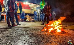 VÍDEO: Mesmo sob chuva e frio, manifestantes sustentam bloqueio no trevo de SMOeste