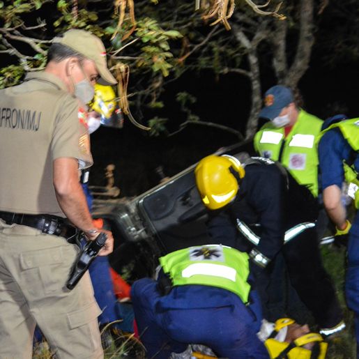 VÍDEO: Condutor foge de abordagem policial e capota veículo em Bandeirante 