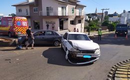 Mulher e adolescente ficam feridos em Colisão de carros 