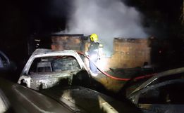 Incêndio destrói casa e três veículos no interior de Descanso