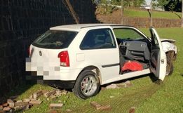 Carro sai da pista, cai de muro e para em campo de futebol em Mondaí