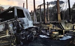 Caminhoneiro de Xaxim morre carbonizado após colisão frontal entre carretas no PR