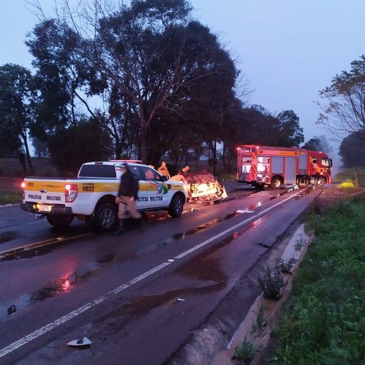 Jovem sofre ferimentos graves em capotamento de veículo na SC 386