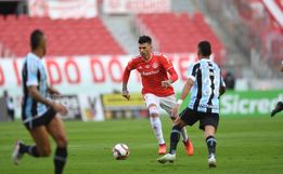 Grêmio vira no fim, vence o Inter e abre vantagem na decisão do Gauchão