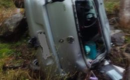 Carro capota na SC-157 em Quilombo e deixa quatro pessoas feridas